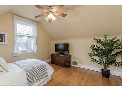 1 Wilmar Court, Dundas, ON - Indoor Photo Showing Bedroom