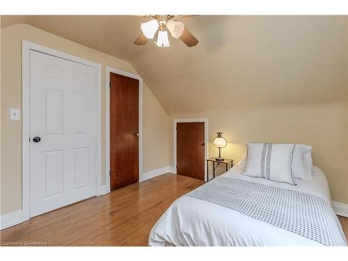 1 Wilmar Court, Dundas, ON - Indoor Photo Showing Bedroom