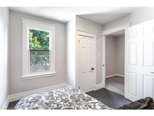 104 Edgemont Street N, Hamilton, ON - Indoor Photo Showing Bedroom