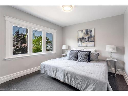 104 Edgemont Street N, Hamilton, ON - Indoor Photo Showing Bedroom