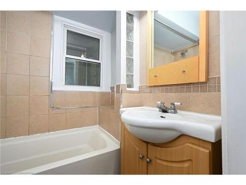 30 Fairleigh Avenue N, Hamilton, ON - Indoor Photo Showing Bathroom