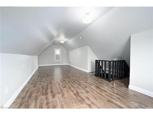 30 Fairleigh Avenue N, Hamilton, ON - Indoor Photo Showing Other Room