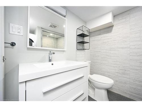 30 Fairleigh Avenue N, Hamilton, ON - Indoor Photo Showing Bathroom