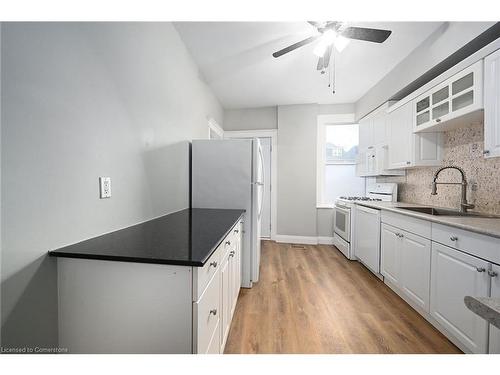 30 Fairleigh Avenue N, Hamilton, ON - Indoor Photo Showing Kitchen