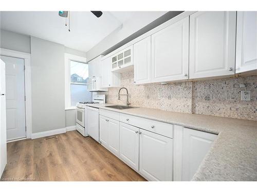 30 Fairleigh Avenue N, Hamilton, ON - Indoor Photo Showing Kitchen