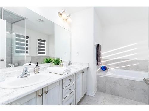 55 Yale Drive, Hamilton, ON - Indoor Photo Showing Bathroom