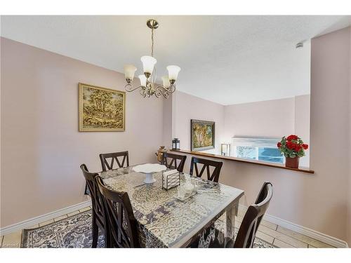 30-80 Old Country Drive, Kitchener, ON - Indoor Photo Showing Dining Room