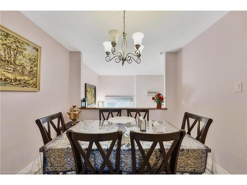 30-80 Old Country Drive, Kitchener, ON - Indoor Photo Showing Dining Room