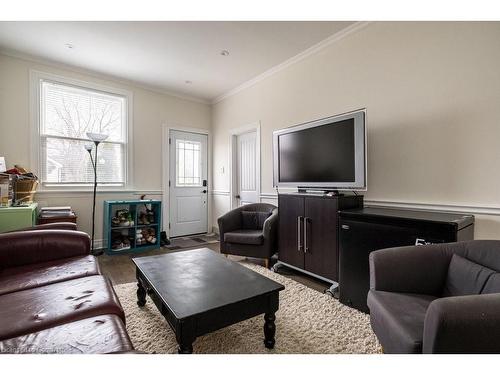 109 Royal Avenue, Hamilton, ON - Indoor Photo Showing Living Room