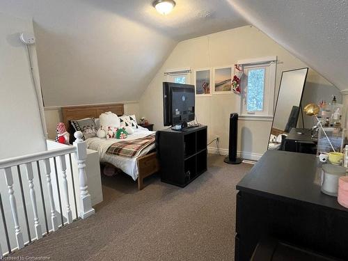 109 Royal Avenue, Hamilton, ON - Indoor Photo Showing Bedroom