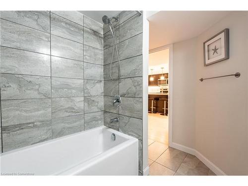 2290 Woodward Avenue, Burlington, ON - Indoor Photo Showing Bathroom