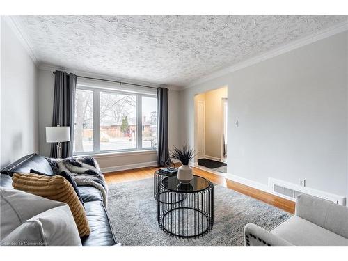 2290 Woodward Avenue, Burlington, ON - Indoor Photo Showing Living Room