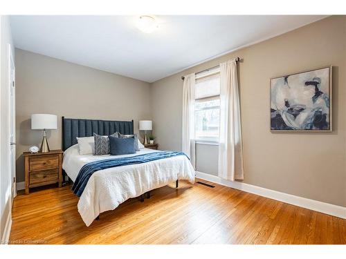 2290 Woodward Avenue, Burlington, ON - Indoor Photo Showing Bedroom