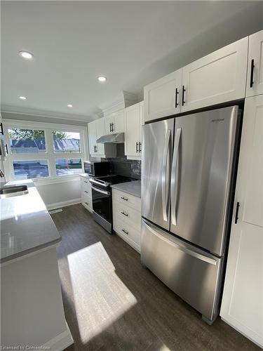 40 Szollosy Circle, Hamilton, ON - Indoor Photo Showing Kitchen