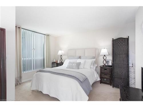 802-2585 Erin Centre Boulevard, Mississauga, ON - Indoor Photo Showing Bedroom