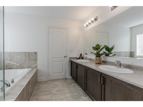 3898 Tufgar Crescent, Burlington, ON - Indoor Photo Showing Bathroom