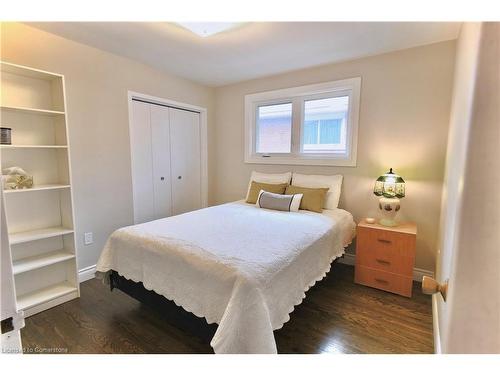 290 Carson Drive, Hamilton, ON - Indoor Photo Showing Bedroom