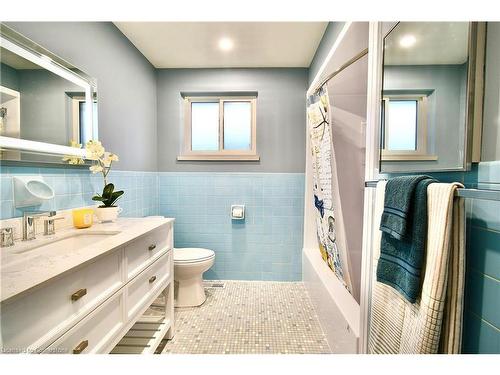 290 Carson Drive, Hamilton, ON - Indoor Photo Showing Bathroom