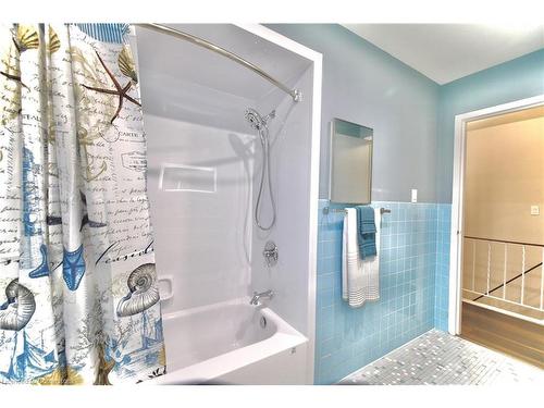 290 Carson Drive, Hamilton, ON - Indoor Photo Showing Bathroom