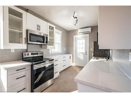 68 Robert Street, Hamilton, ON - Indoor Photo Showing Kitchen With Stainless Steel Kitchen With Upgraded Kitchen