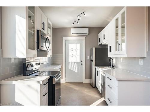 68 Robert Street, Hamilton, ON - Indoor Photo Showing Kitchen With Upgraded Kitchen