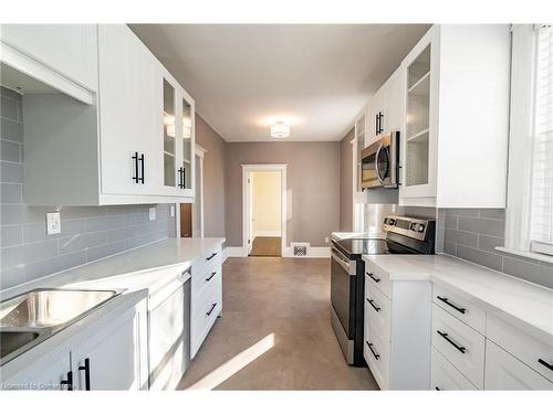 68 Robert Street, Hamilton, ON - Indoor Photo Showing Kitchen With Upgraded Kitchen