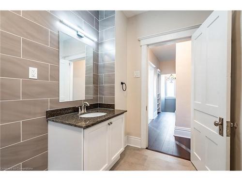 68 Robert Street, Hamilton, ON - Indoor Photo Showing Bathroom