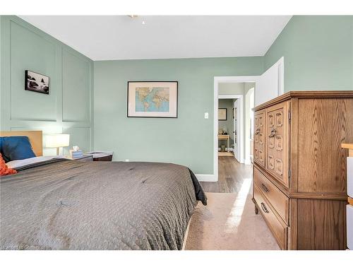 291 Thayer Avenue, Hamilton, ON - Indoor Photo Showing Bedroom