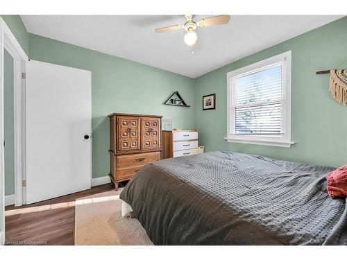 291 Thayer Avenue, Hamilton, ON - Indoor Photo Showing Bedroom