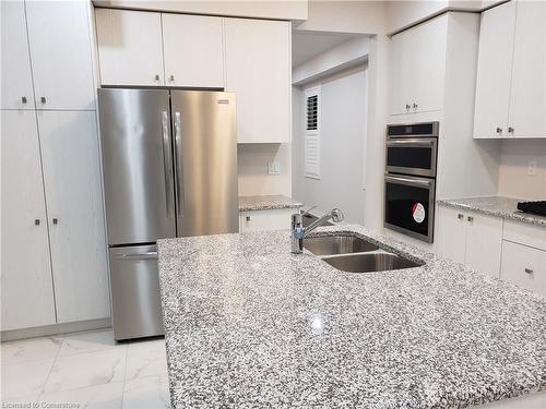 15 Yale Drive, Hamilton, ON - Indoor Photo Showing Kitchen With Double Sink With Upgraded Kitchen