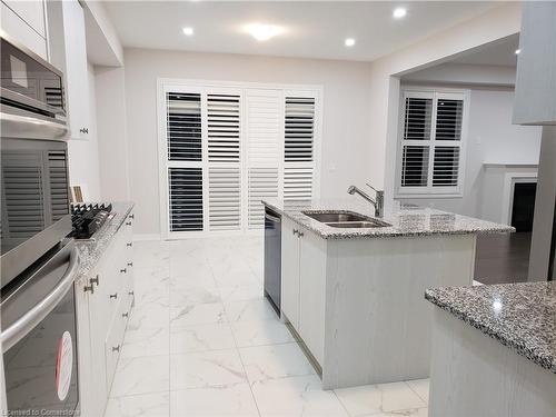 15 Yale Drive, Hamilton, ON - Indoor Photo Showing Kitchen With Double Sink With Upgraded Kitchen