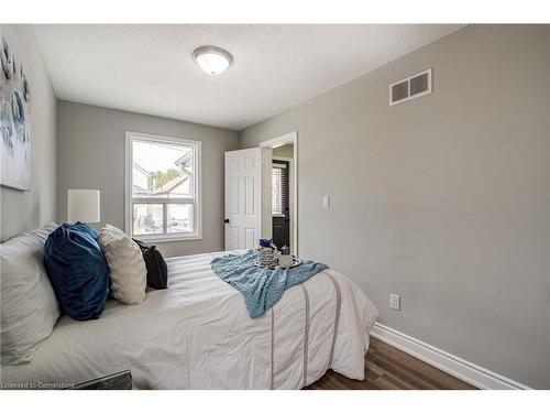 26 Cambridge Avenue, Hamilton, ON - Indoor Photo Showing Bedroom