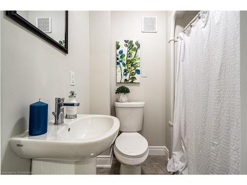 26 Cambridge Avenue, Hamilton, ON - Indoor Photo Showing Bathroom