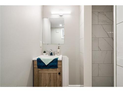 26 Cambridge Avenue, Hamilton, ON - Indoor Photo Showing Bathroom