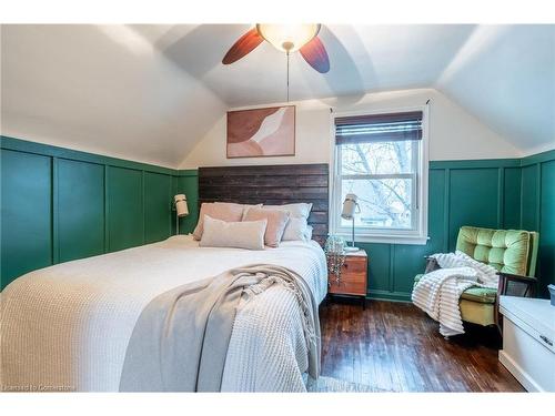 129 East 35Th Street, Hamilton, ON - Indoor Photo Showing Bedroom