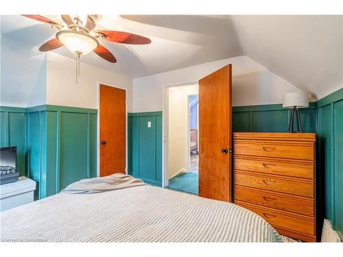 129 East 35Th Street, Hamilton, ON - Indoor Photo Showing Bedroom