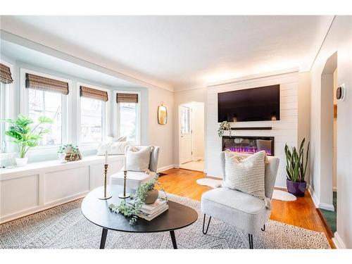 129 East 35Th Street, Hamilton, ON - Indoor Photo Showing Living Room