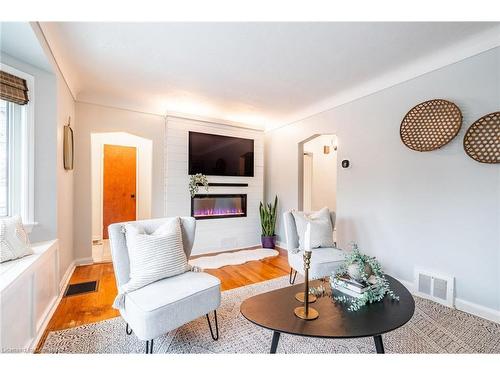 129 East 35Th Street, Hamilton, ON - Indoor Photo Showing Living Room