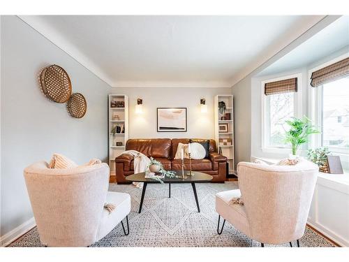 129 East 35Th Street, Hamilton, ON - Indoor Photo Showing Living Room