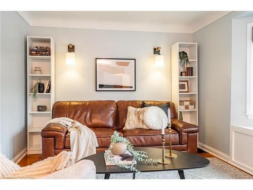 129 East 35Th Street, Hamilton, ON - Indoor Photo Showing Living Room