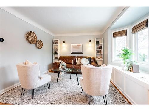 129 East 35Th Street, Hamilton, ON - Indoor Photo Showing Living Room