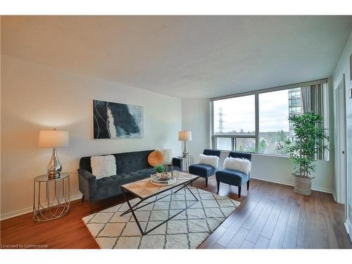 705-1270 Maple Crossing Boulevard, Burlington, ON - Indoor Photo Showing Living Room