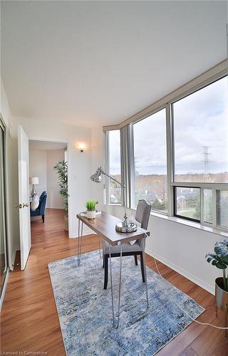 705-1270 Maple Crossing Boulevard, Burlington, ON - Indoor Photo Showing Living Room