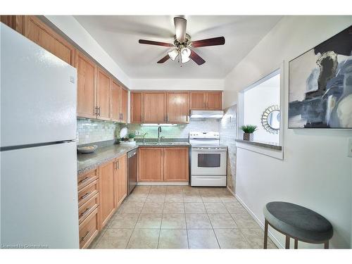 705-1270 Maple Crossing Boulevard, Burlington, ON - Indoor Photo Showing Kitchen