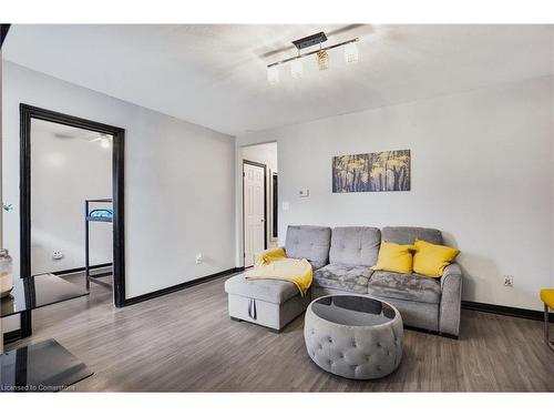 145 Cathcart Street, Hamilton, ON - Indoor Photo Showing Living Room