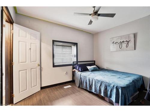 145 Cathcart Street, Hamilton, ON - Indoor Photo Showing Bedroom