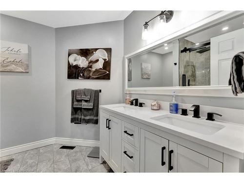 100 Stone Church Road E, Hamilton, ON - Indoor Photo Showing Bathroom