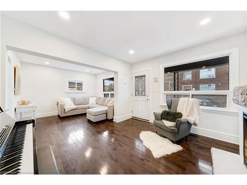 21 East 19Th Street, Hamilton, ON - Indoor Photo Showing Living Room