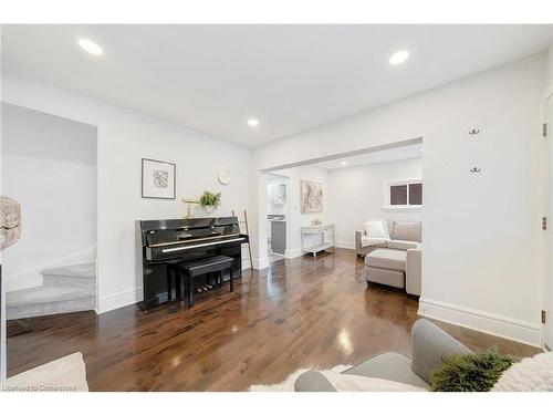 21 East 19Th Street, Hamilton, ON - Indoor Photo Showing Living Room