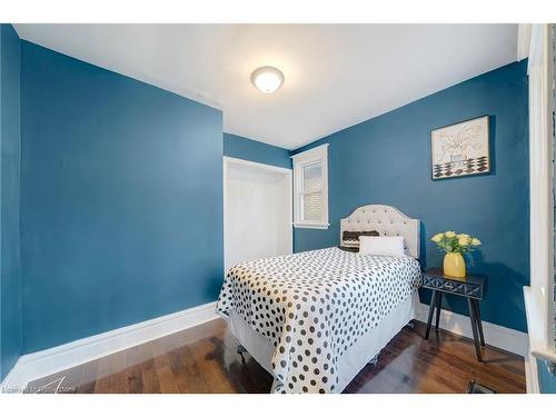 21 East 19Th Street, Hamilton, ON - Indoor Photo Showing Bedroom